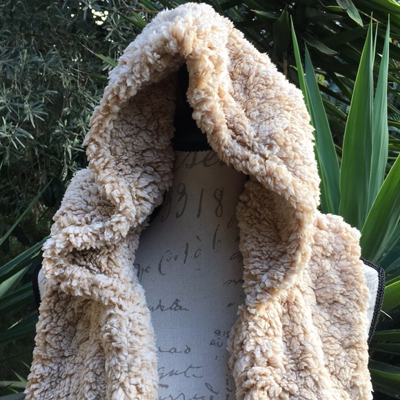 New! Cozy Faux Fur Hoodie Vest - Picture 4 of 6