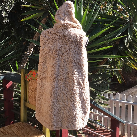 New! Cozy Faux Fur Hoodie Vest - Picture 6 of 6