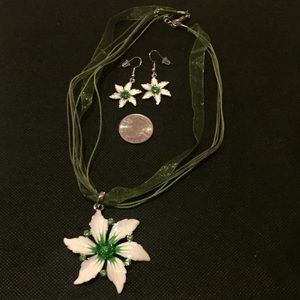 🌸 Lovely matching flower rhinestone necklace & earring set 🌸