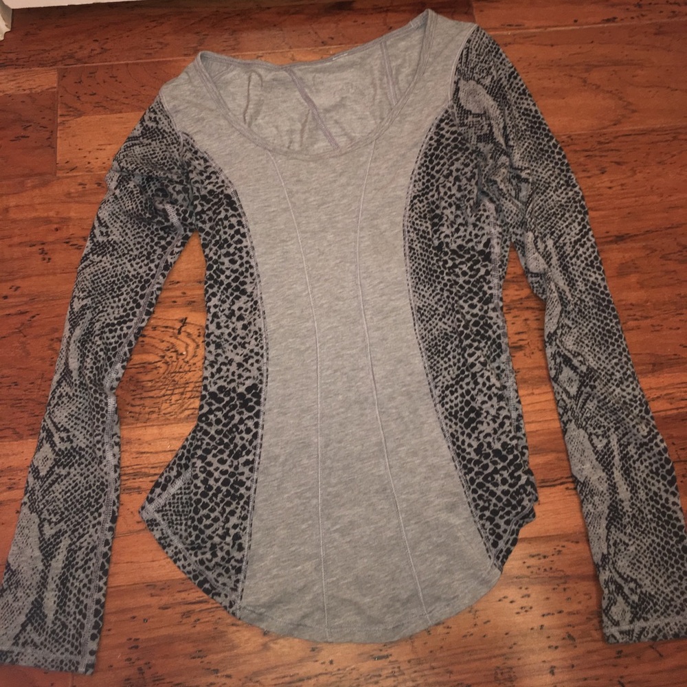 Rare Size 4 long sleeve Lululemon top