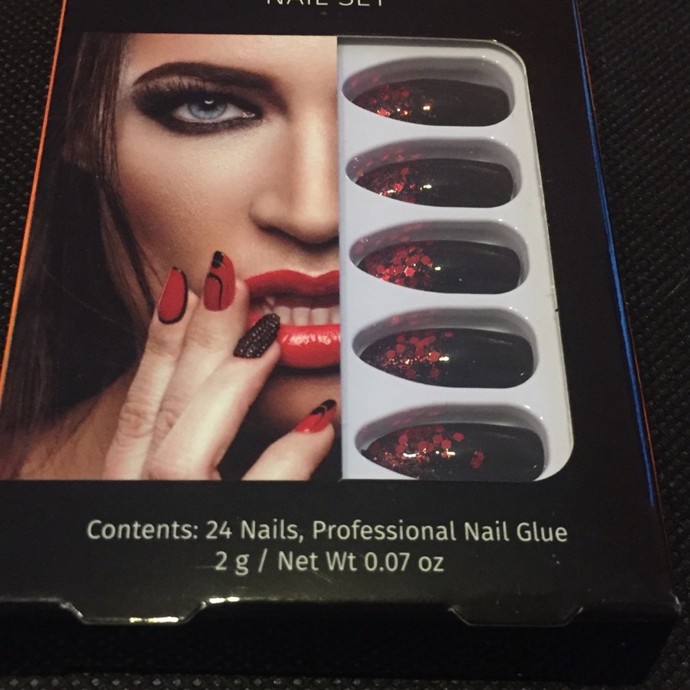 💅🏻 Awesome 24 piece set of black and red glitter tip nails with glue