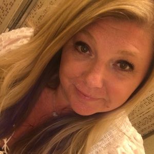 Meet your Posher, Leona