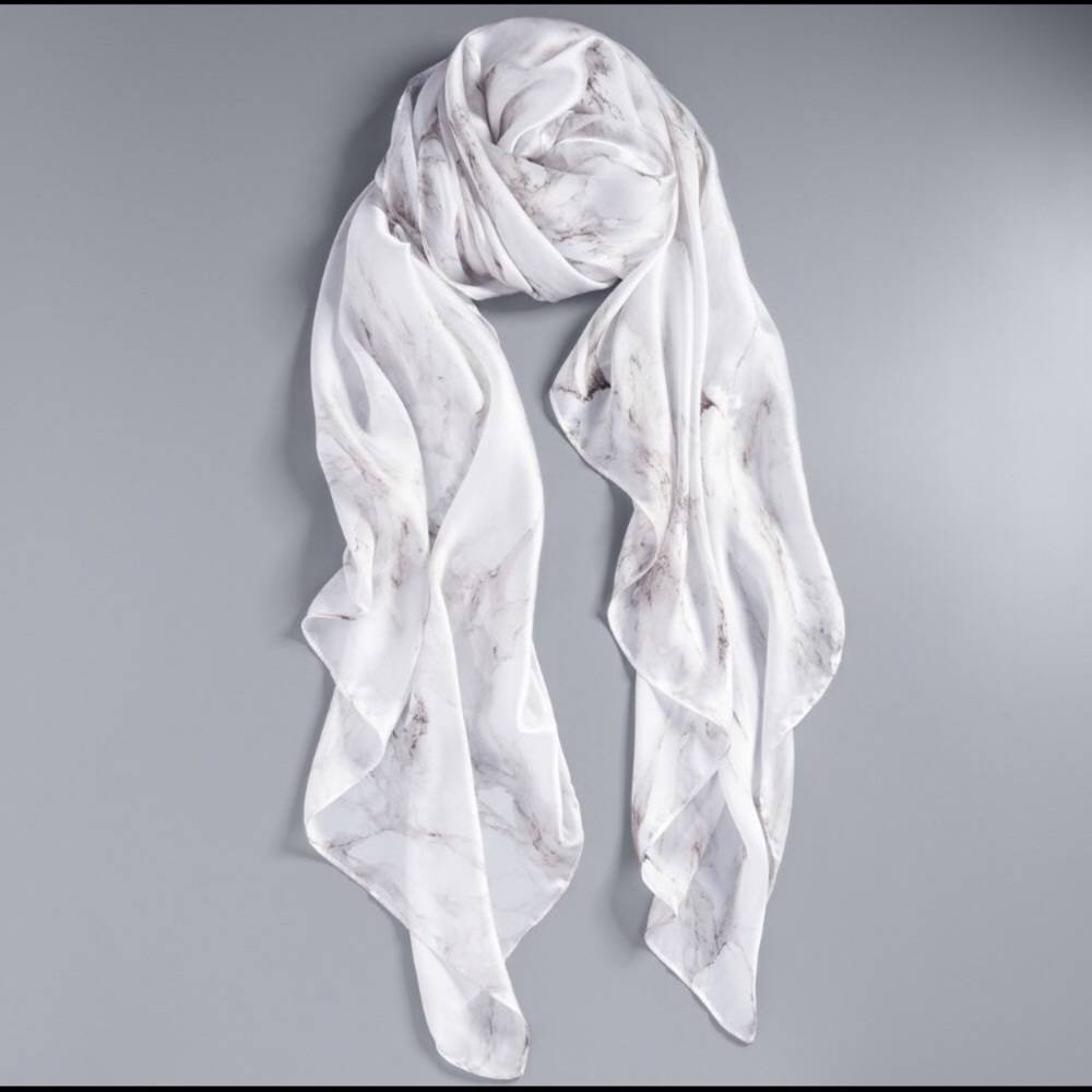 🆕Vera Wang White Marble Scarf🆕