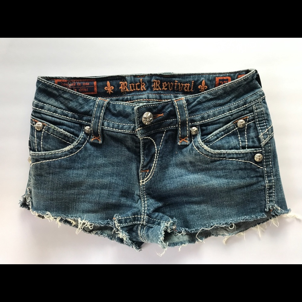 ✨sale✨Rock Revival Daisy distressed Denim short