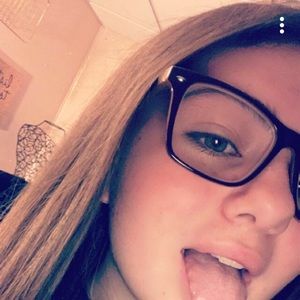 Meet your Posher, Adryenne