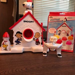 Snoopy sno cone maker with 6 flavor pouches