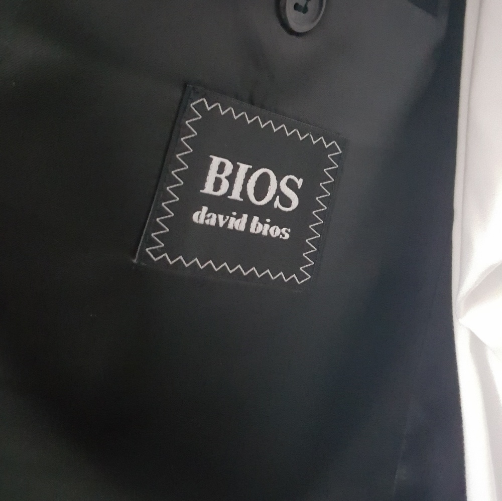 Men's 2 pc. Suit. - Picture 3 of 6