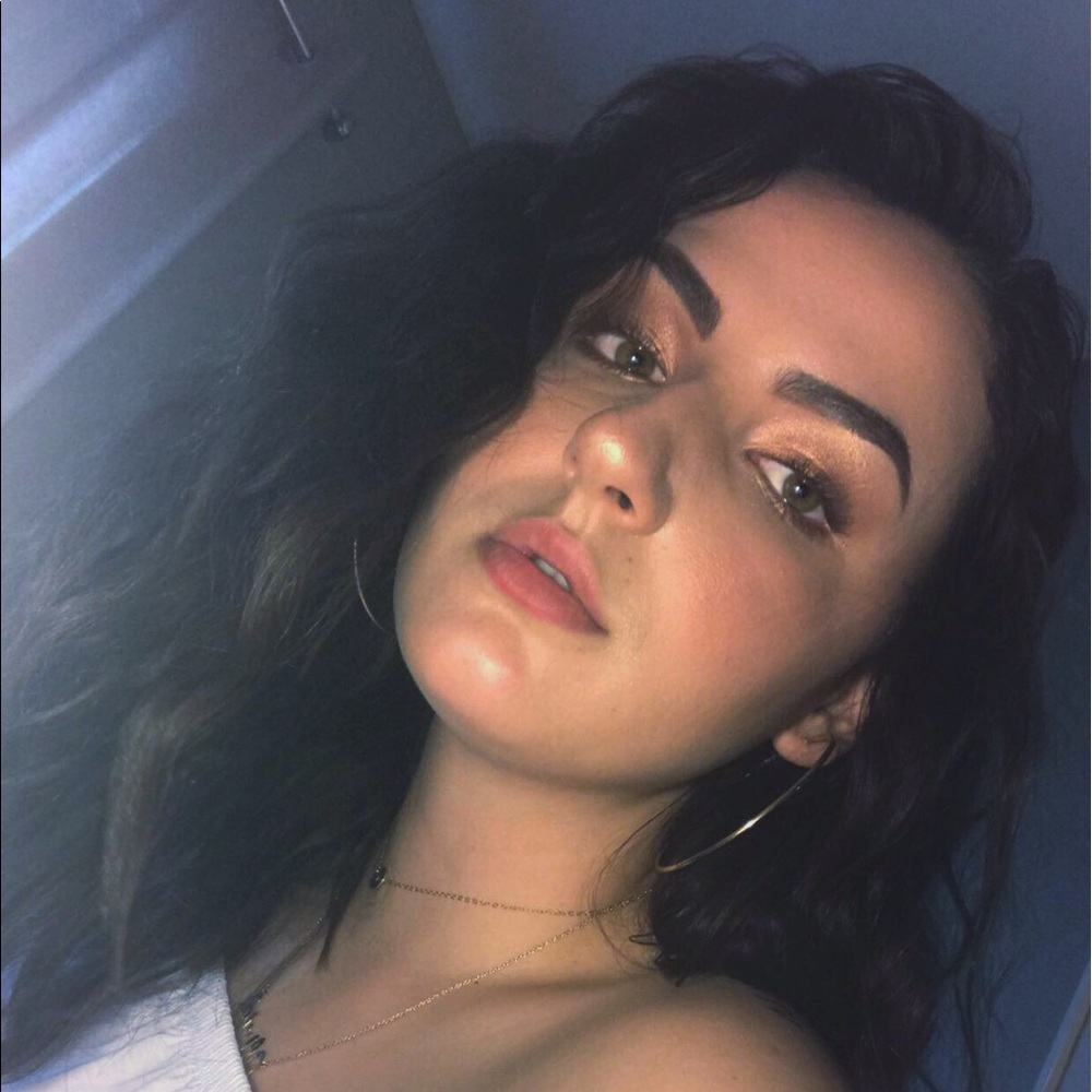 Meet your Posher, Olivia