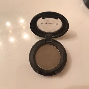 MAC - Coquette satin eye shadow