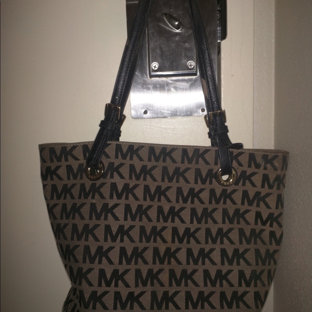 An attractively stylish Michael kors handbag.