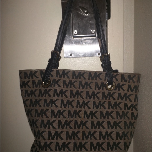 An attractively stylish Michael kors handbag. - Picture 1 of 4