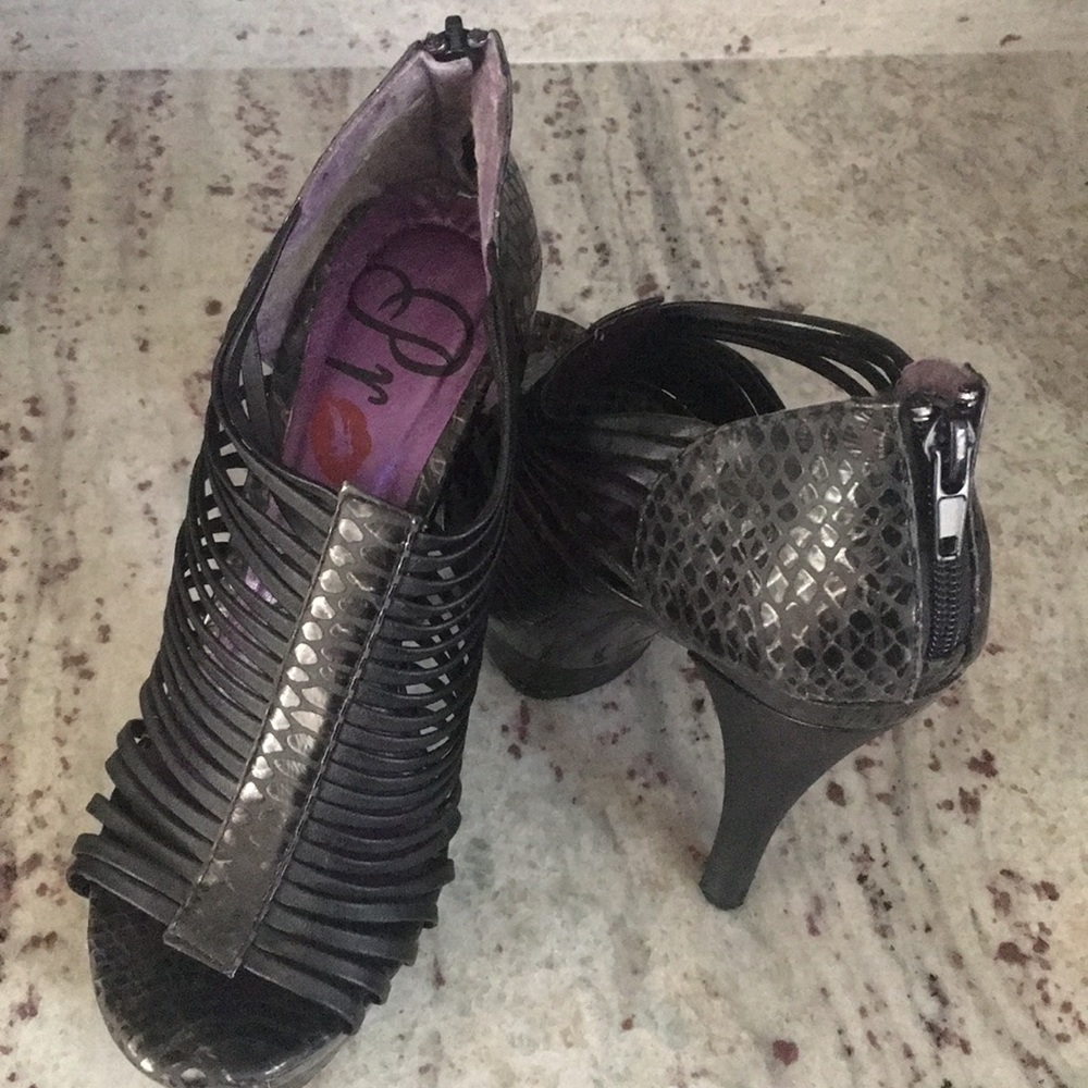 Women's shoes