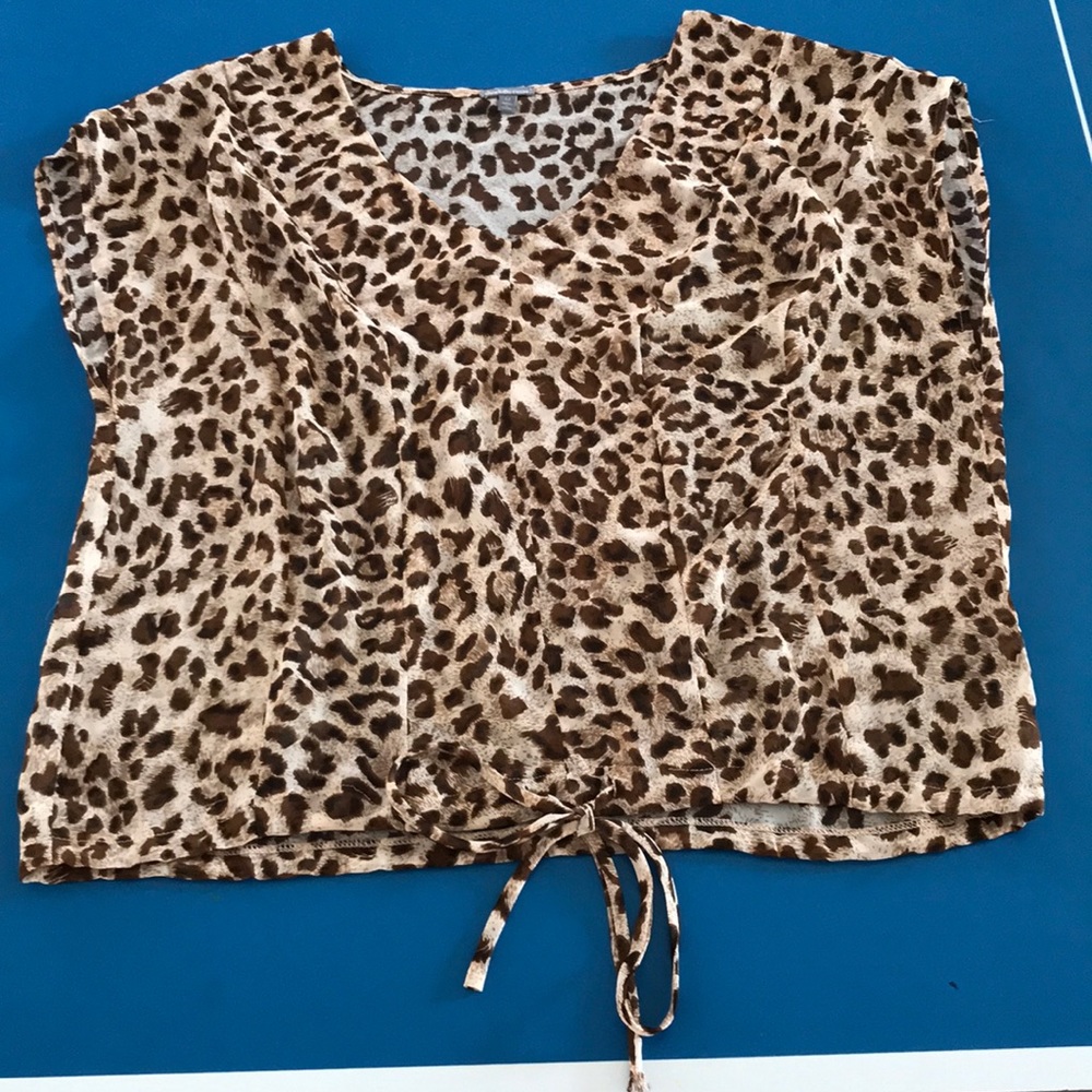 Women’s Medium Animal Print Rayon Box Shirt W/ Tie