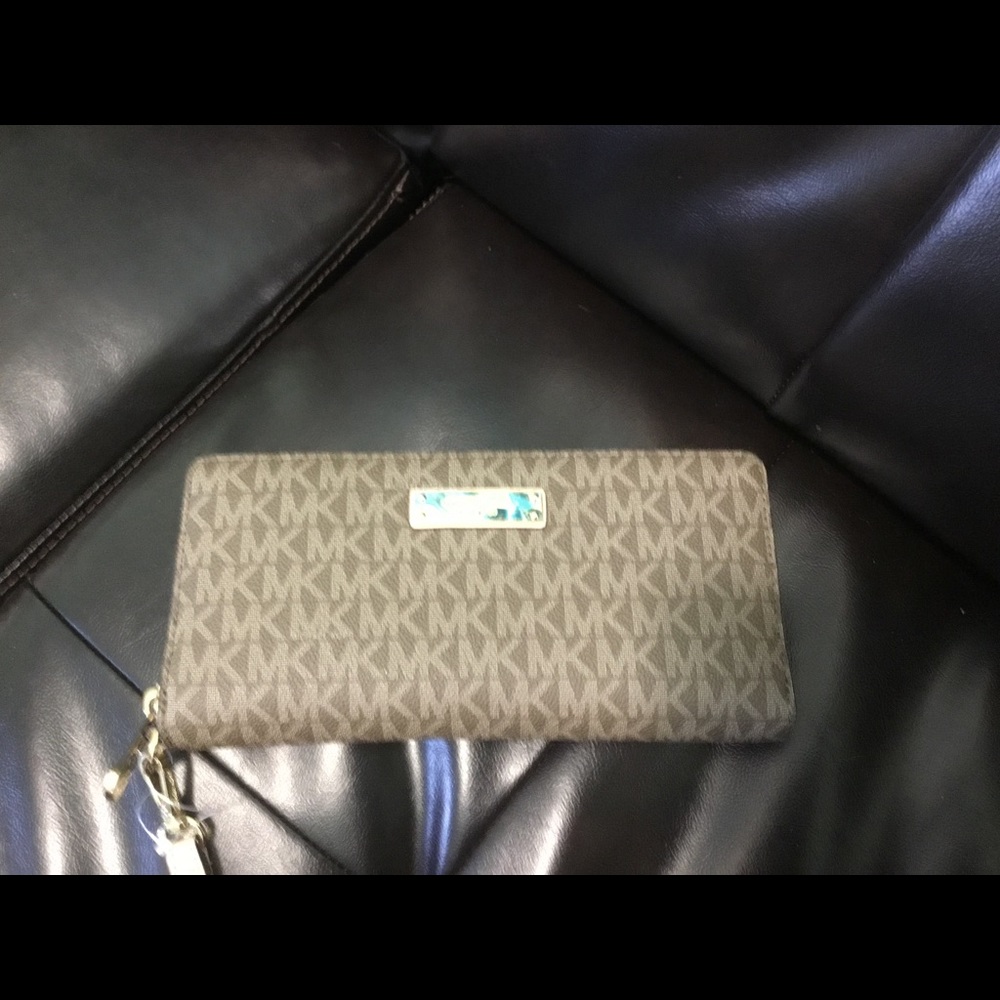 Brand new Michael Kors Large Wallet SOLD