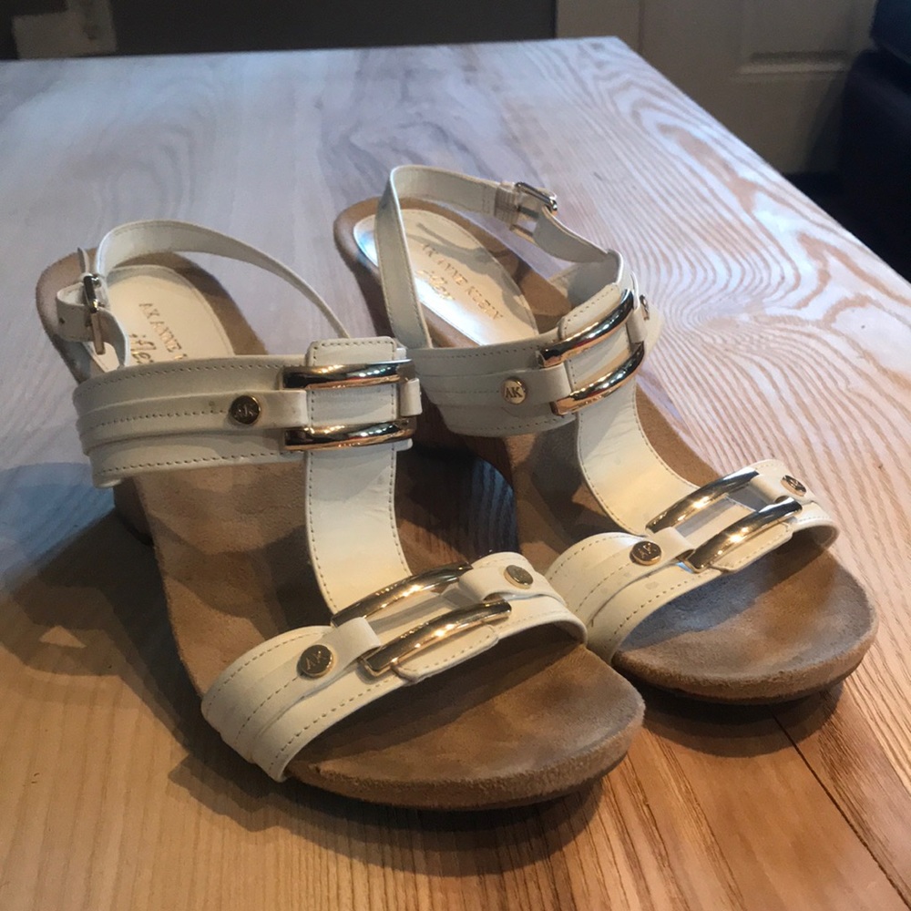 Size 9 Enzo Angiolini white leather wedges