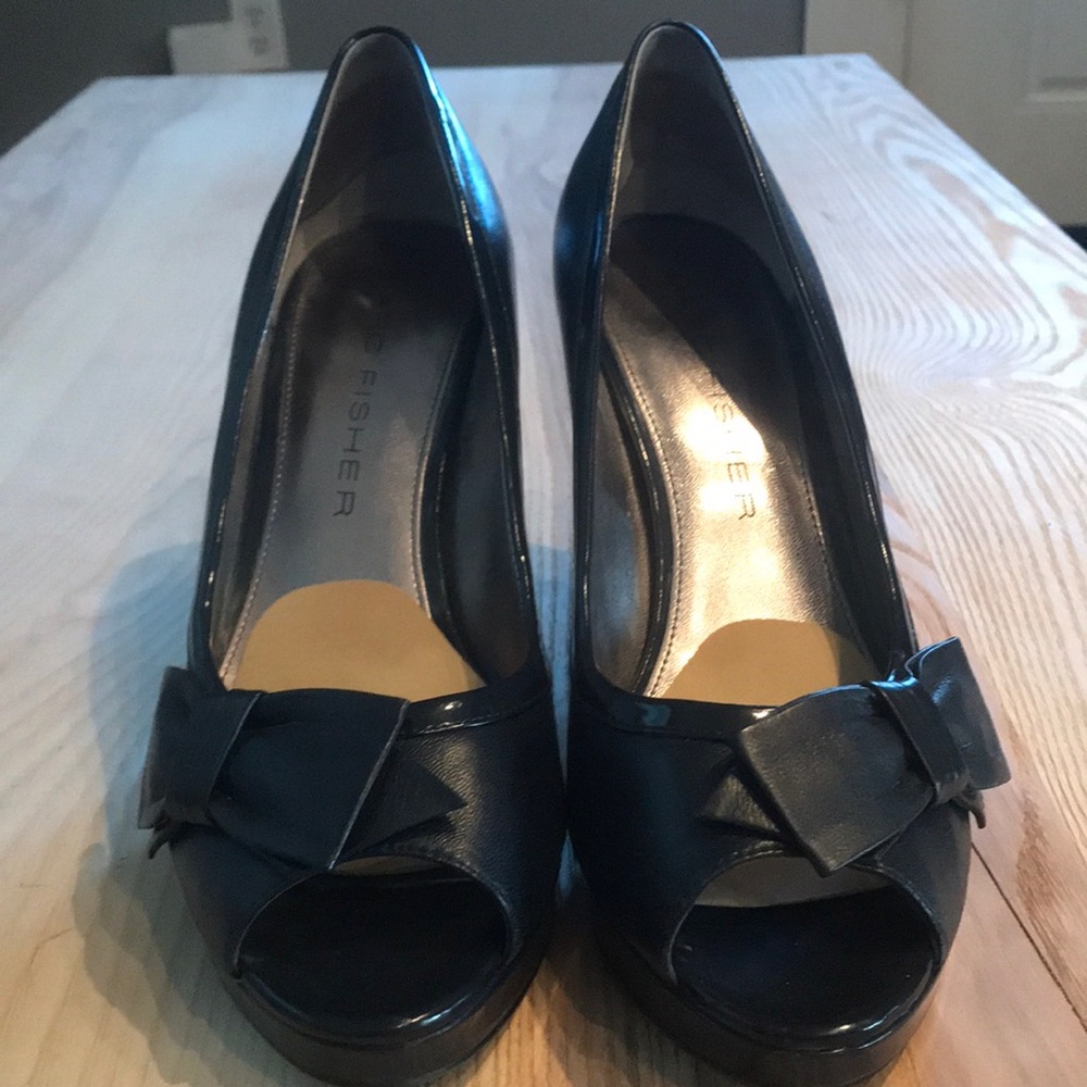Size 9 Marc Fisher leather kitten heels