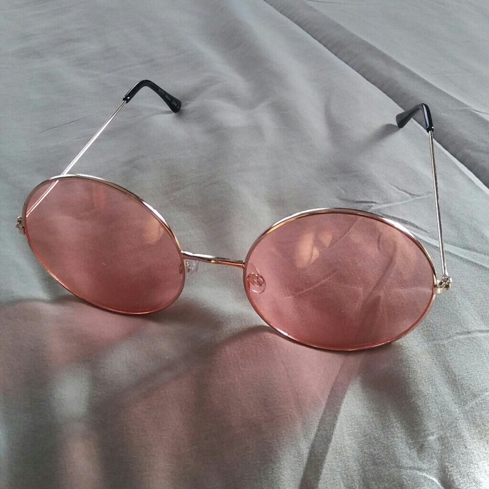 Circular pink retro sunglasses