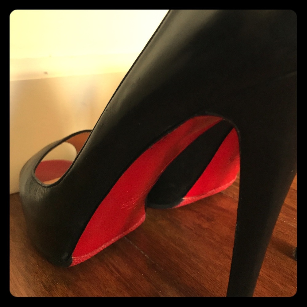 Christian Louboutin Very Prive peep toe pump