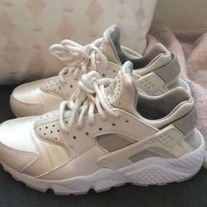 WHITE NIKE AIR HUARACHE 👟👟