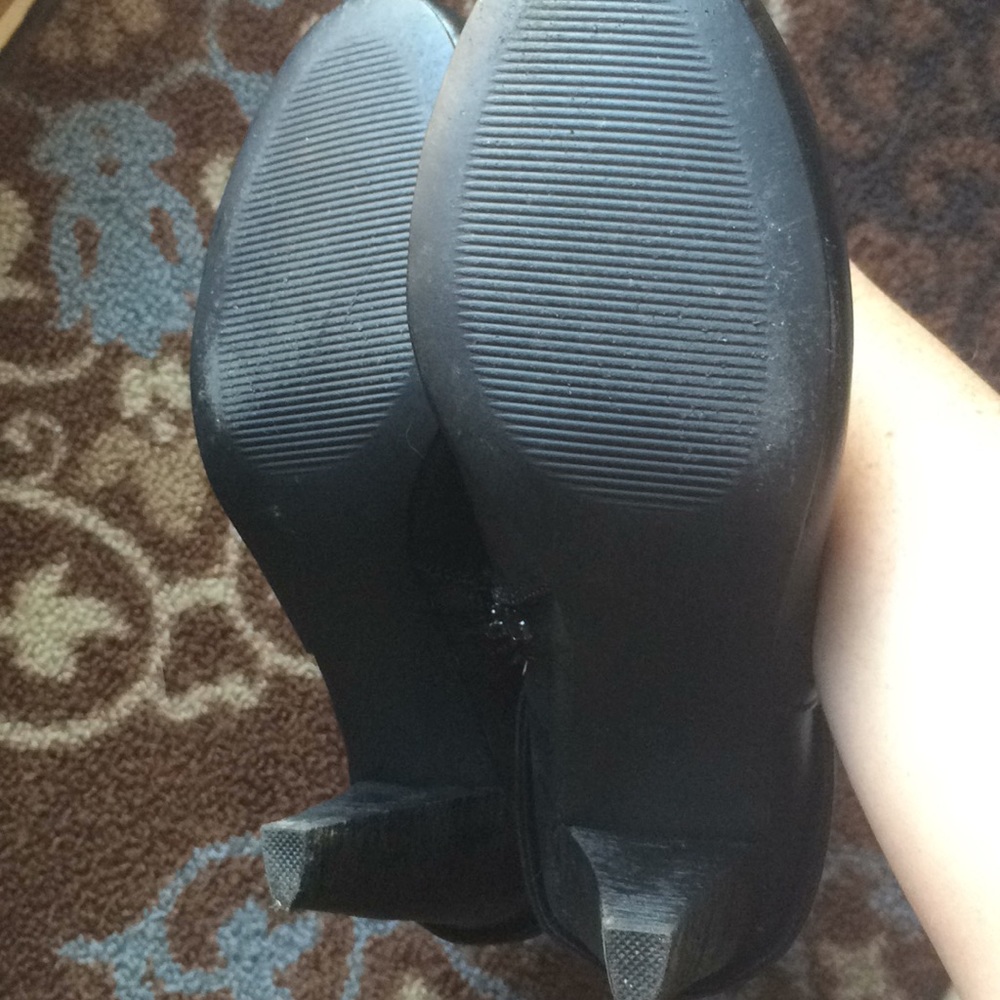 Adorable booties - Picture 2 of 4