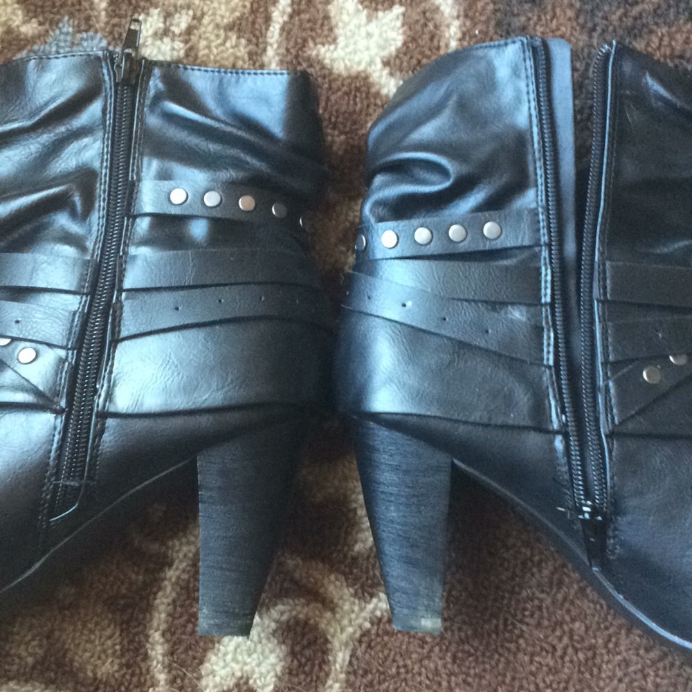 Adorable booties - Picture 3 of 4