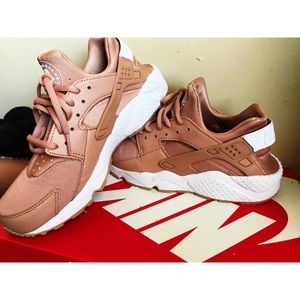 ROSE GOLD NIKE HUARACHES