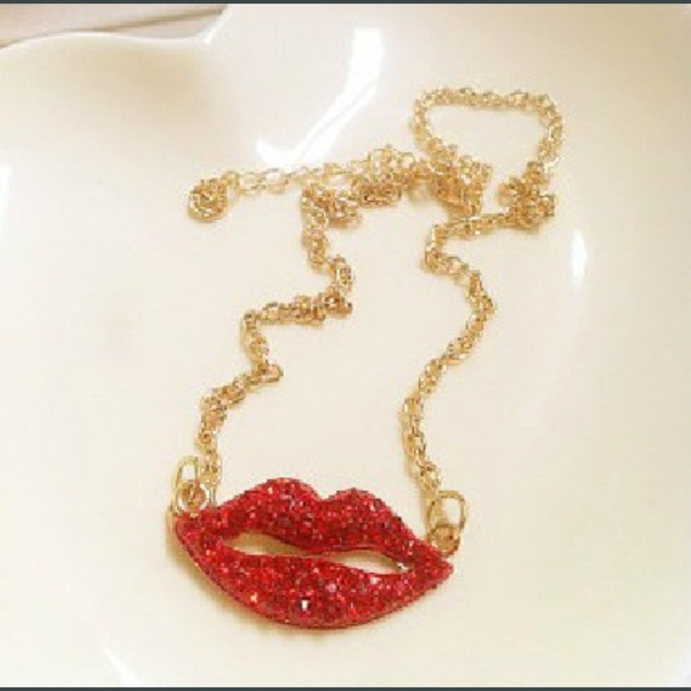 💋 Lovely Flirty Shiny Rhinestone Lips Kiss Necklace 💋