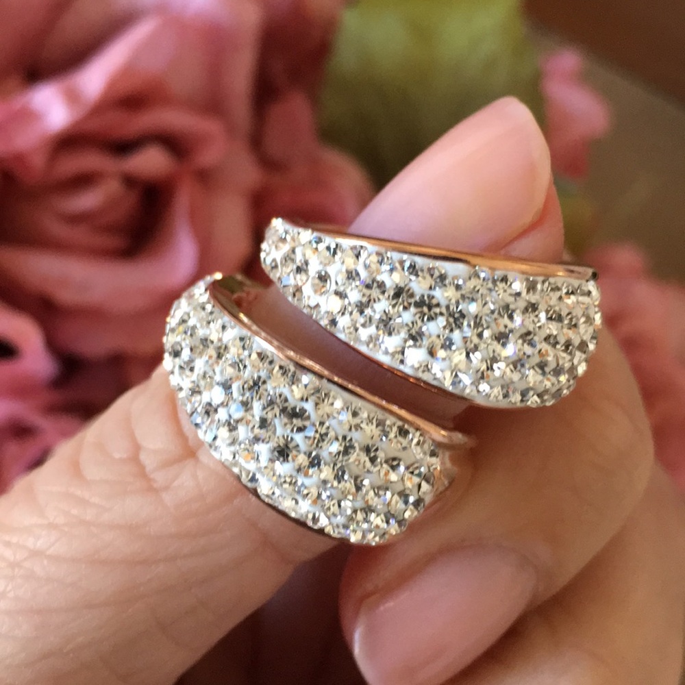 Beautiful hoop earrings 🎁