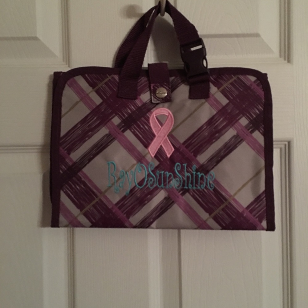 Hanging traveler case. Great for makeup/ jewelry.