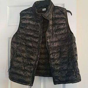 Men's puffy zippered vest