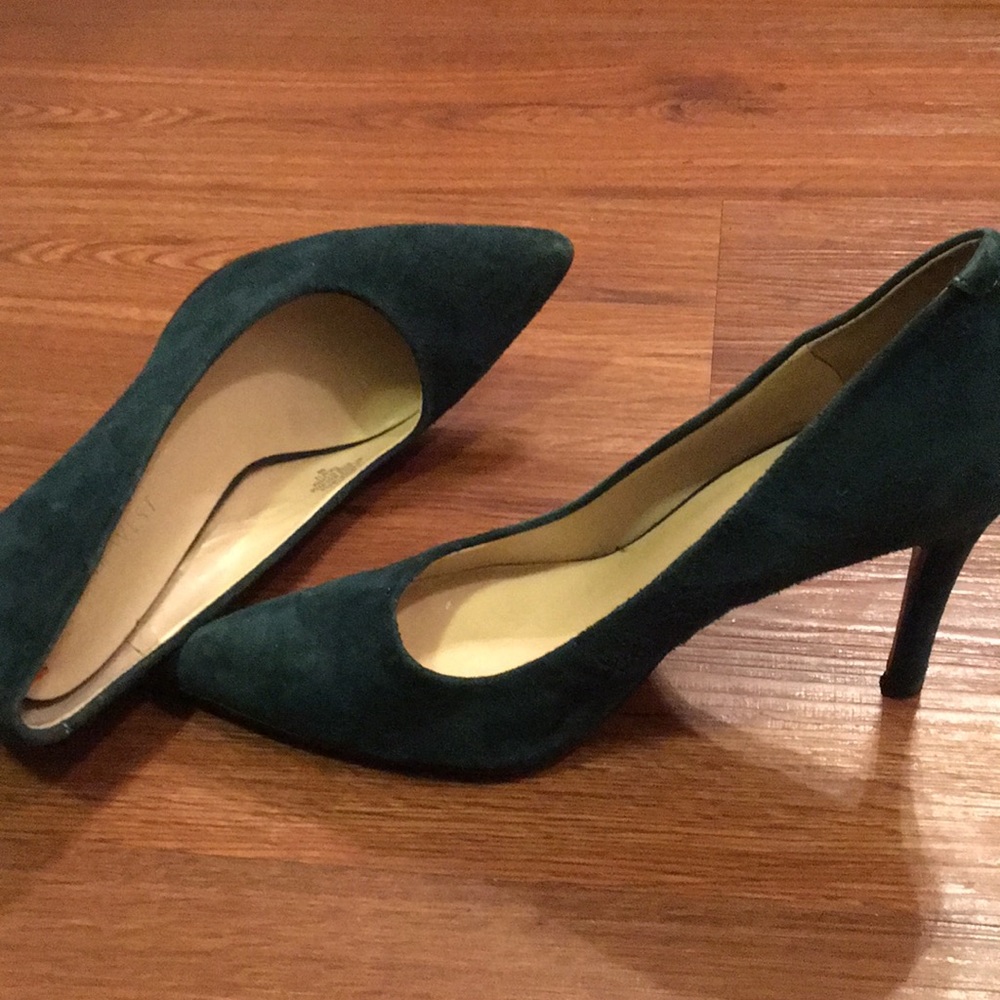 Suede green pump