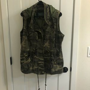 Camo utility vest. NWOT.