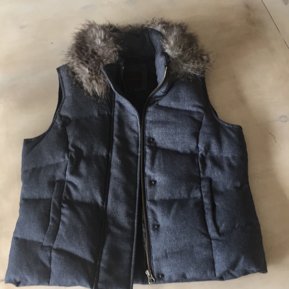 Limited fur collar vest