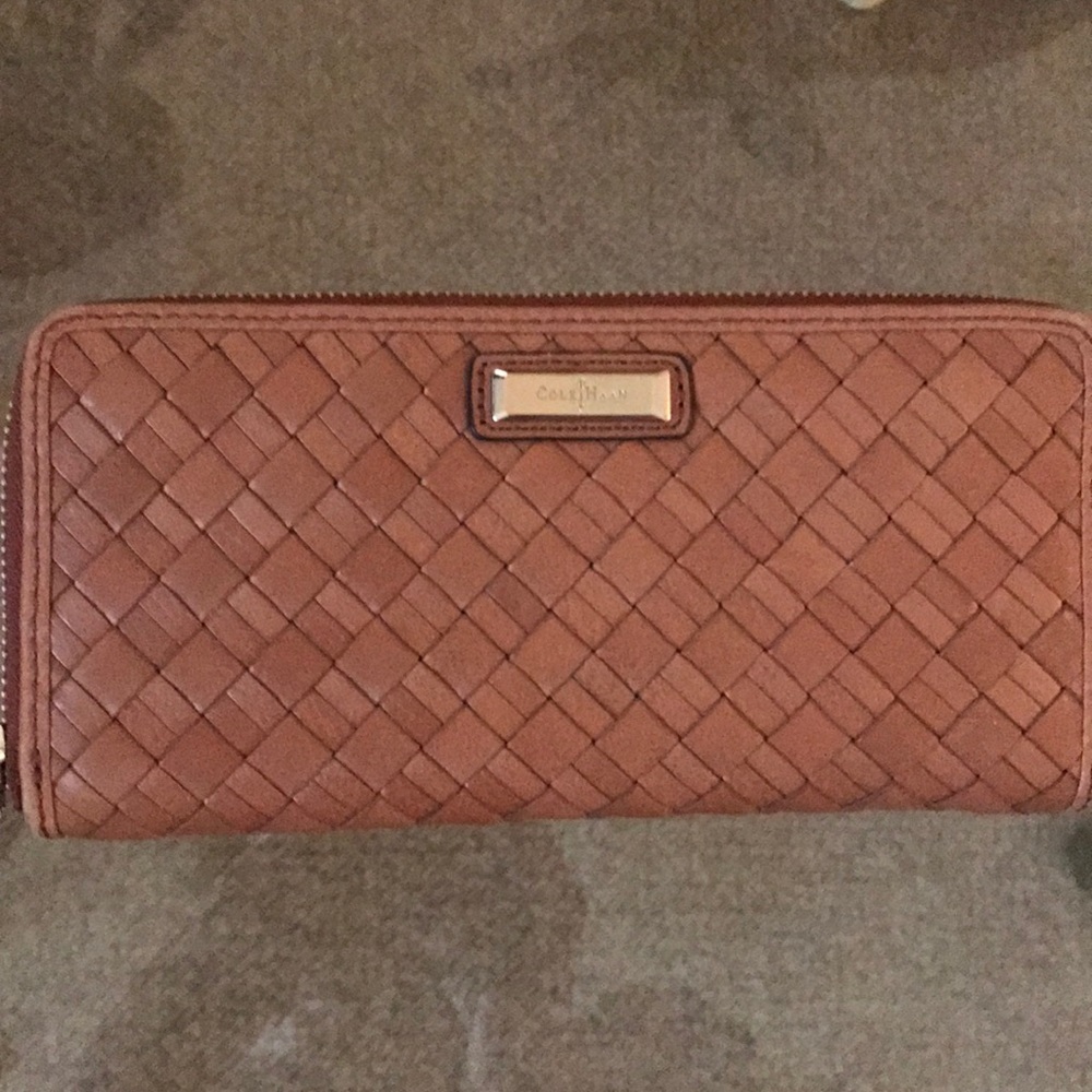 🔴💯COLE HAAN TRAVEL ZIP WALLET.