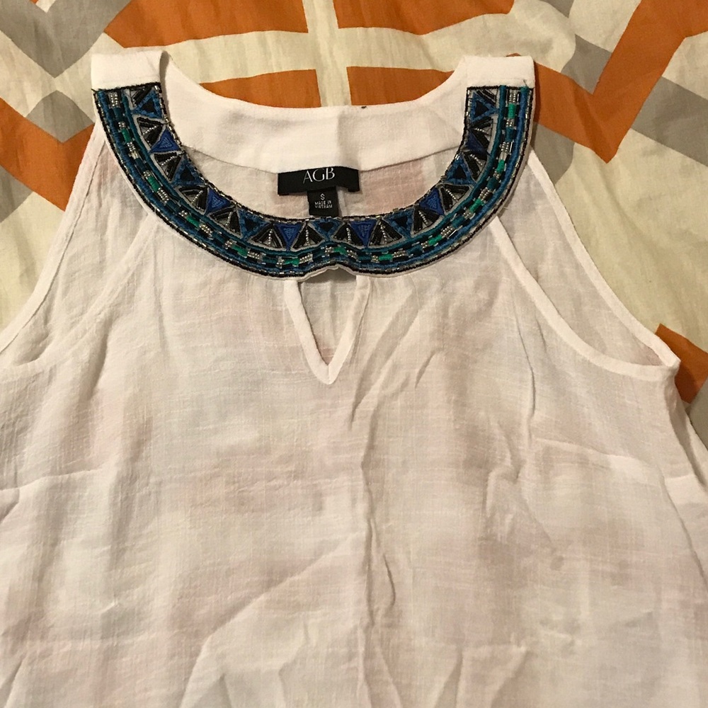 Cute linen tank w/detailed collar