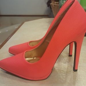 Hot pink pointed toe heel