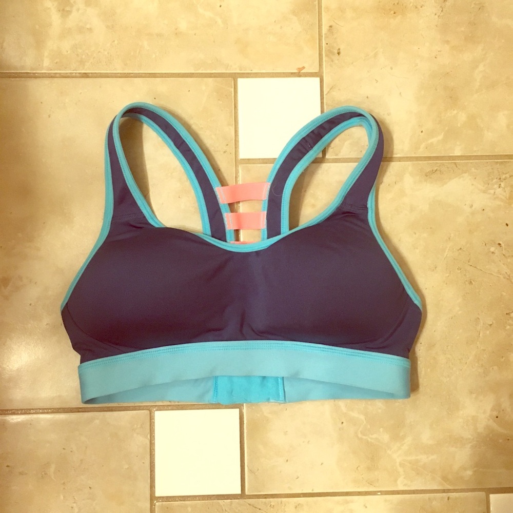 Size small fits a 34b or small 34c  padded