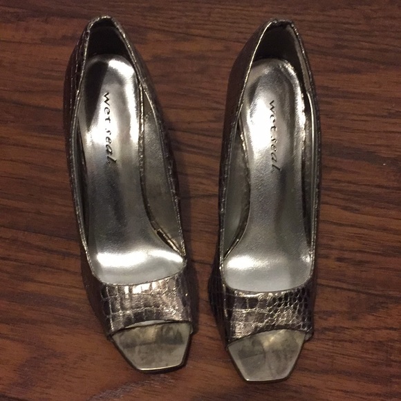 Heels - Picture 2 of 4