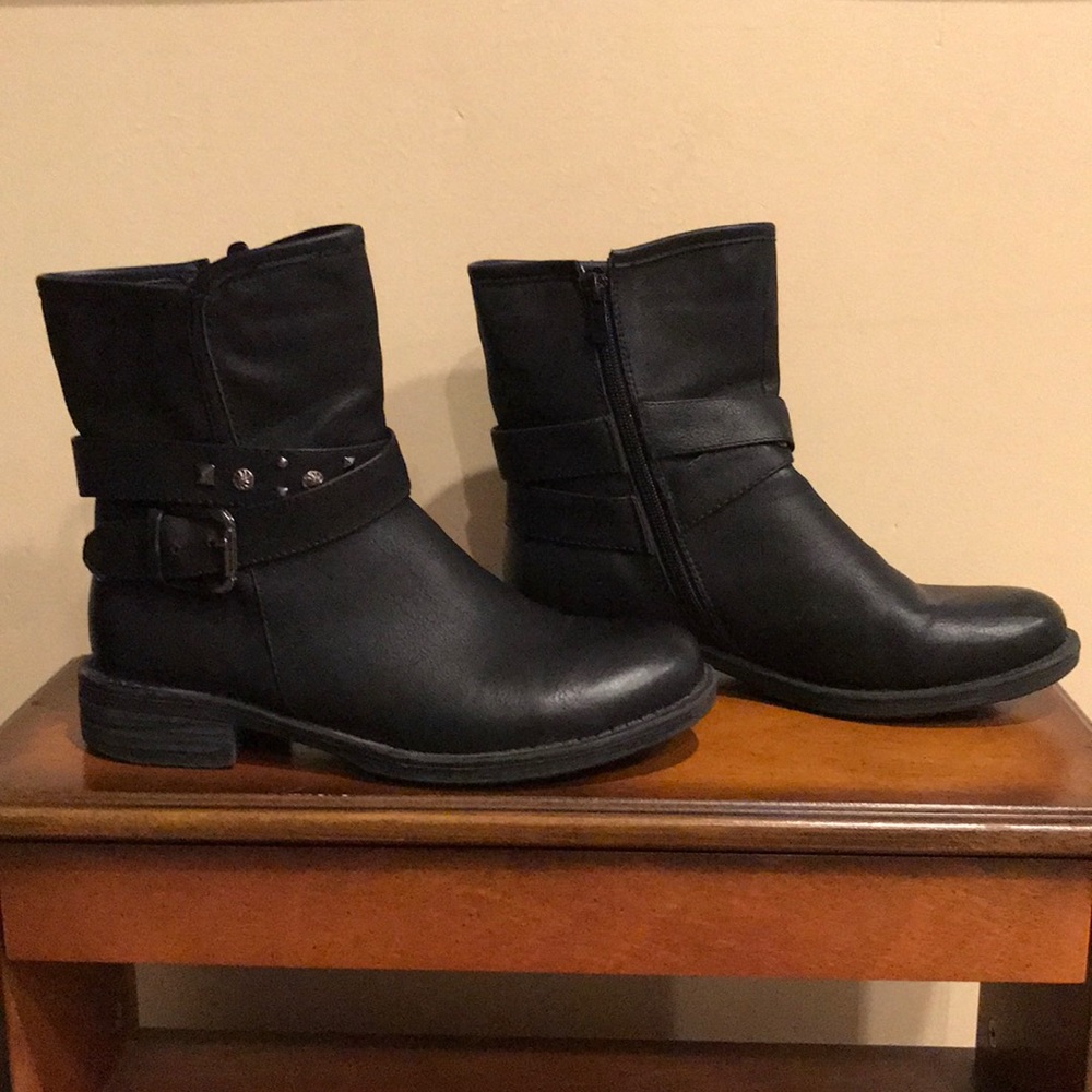 Size 8 to 8.5 black women’s boots. Not leather.