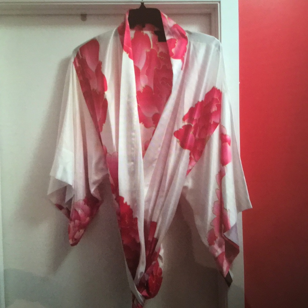 Beautiful Natori Robe🔥 - Picture 2 of 3