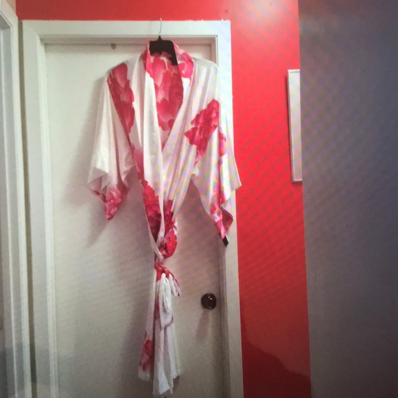 Beautiful Natori Robe🔥 - Picture 3 of 3