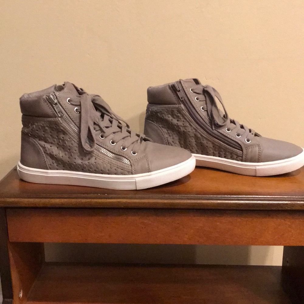 Size 8 Steve Madden Tannish/Grey ankle boot.