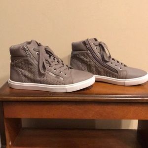 Size 8 Steve Madden Tannish/Grey ankle boot.