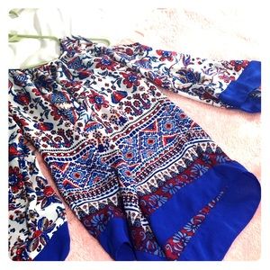 Beautiful flowey top with cut out shoulders💙