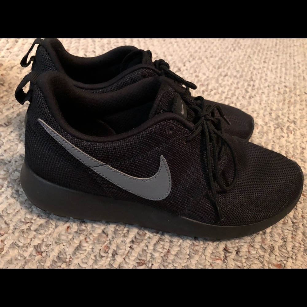 Nike Roshe 6.5y - 8 Womens
