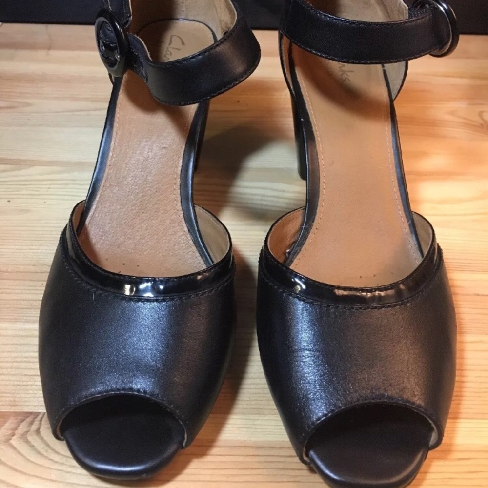 *SOLD* Clarks Artisan Black Leather Ankle Strap 10 - Picture 1 of 8