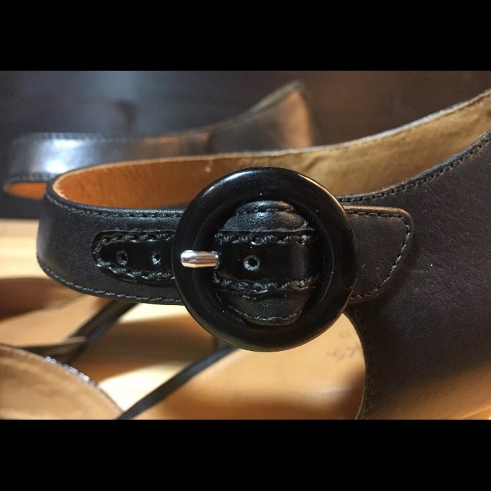 *SOLD* Clarks Artisan Black Leather Ankle Strap 10 - Picture 2 of 8
