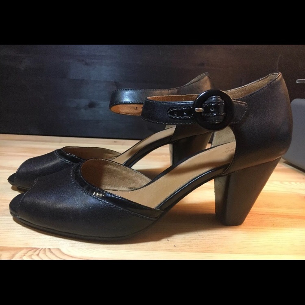 *SOLD* Clarks Artisan Black Leather Ankle Strap 10 - Picture 3 of 8
