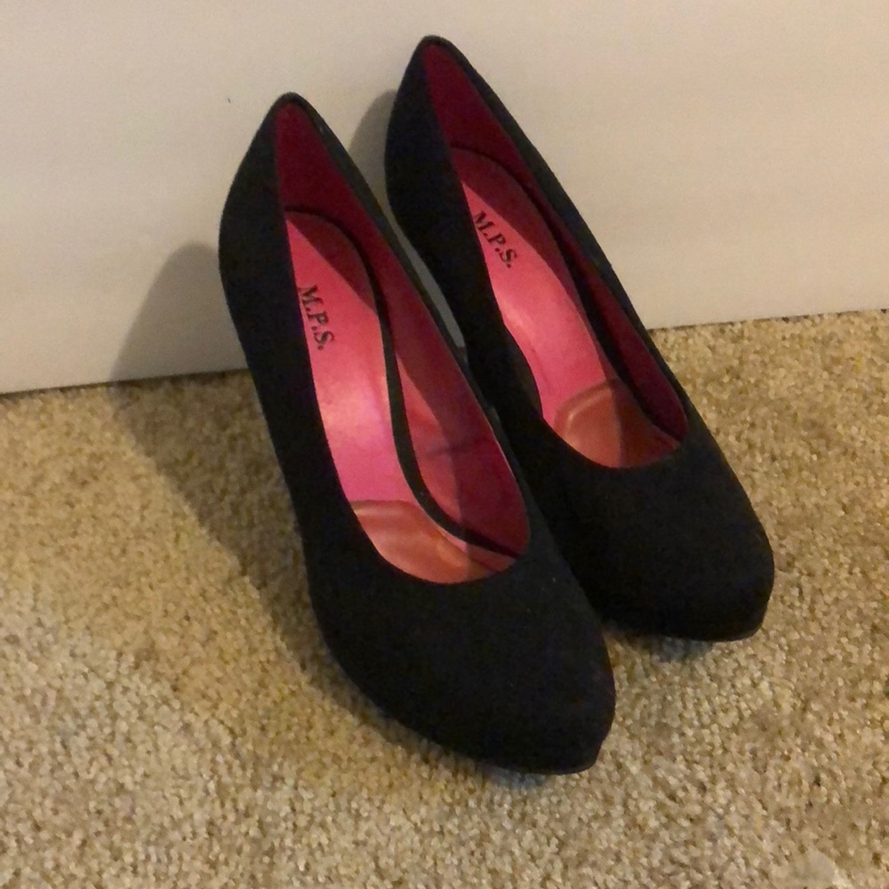 Black pumps size 7.5