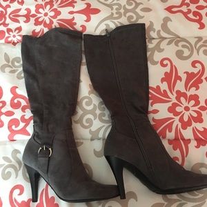 Boots size 6 1/2. New direction. Worn once